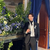 Dalam kesempatan itu, Cha Eun Woo memakai setelan jas hitam dengan sentuhan scarf yang melilit lehernya. Dua perhiasan Chaumet disematkan di bahu kirinya. Foto: Instagram