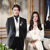 Song Hye Kyo menghadiri jamuan makan malam mewah yang diselenggarakan brand perhiasan Chaumet di Paris, Rabu (7/6/2023) waktu setempat. Cha Eun Woo pun hadir dalam kesempatan itu. Foto: Instagram