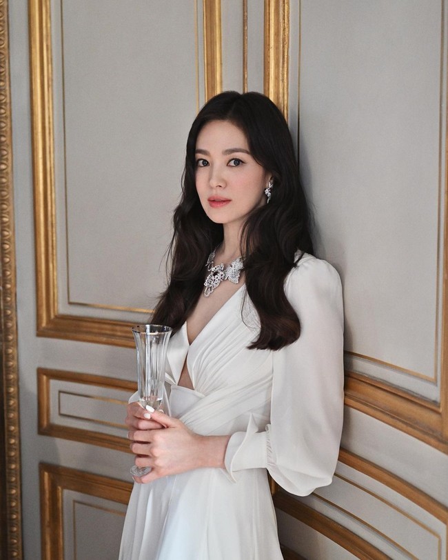 Kalung berlian dan sepasang anting mewah dari Chaumet membuat penampilan Song Hye Kyo semakin menyilaukan. Foto: Instagram
