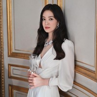 Kalung berlian dan sepasang anting mewah dari Chaumet membuat penampilan Song Hye Kyo semakin menyilaukan. Foto: Instagram