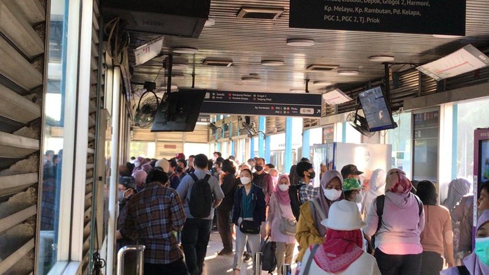 Suasana halte bus TransJakarta BKN.