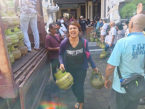 Suasana operasi pasar untuk menekan kelangkaan gas 3 kilogram di Kelurahan Kuta, Bali, Jumat (9/6/2023). (Triwidiyanti/detikBali)
