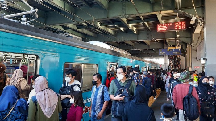 Suasana penumpang kereta rangkaian listrik (KRL) di Stasiun Duri, Jakarta Barat.