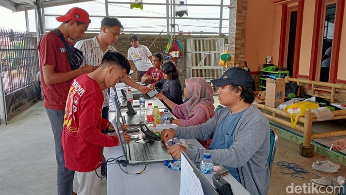 Suporter PSM Makassar melakukan penukaran tiket pertandingan melawan Bali United.