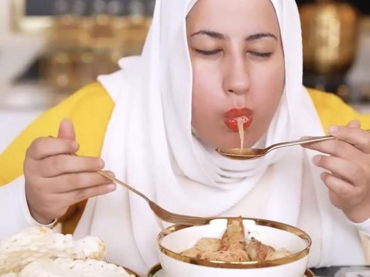 Momen Seru Tasyi Athasyia Saat Mukbang ASMR Nasi Padang dan Bakso