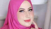 Tasyi Athasyia, YouTuber kembaran Tasya Farasya ini memiliki konten video seputar kuliner. Ia kerap melakukan mukbang dan mengulas makanan. Foto: Instagram @tasyiiathasyia