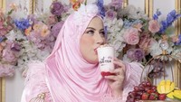 Tasyi Athasyia diketahui memiliki usaha kuliner, yaitu Yuba Tea. Varian rasa untuk menu teh kekiniannya itu sangat beragam. Foto: Instagram @tasyiiathasyia