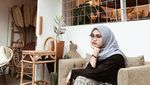 Potret Tia Septiana yang Rajin Bantu Mandra di Dapur Ngacir