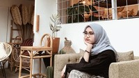 Tia Septiana tumbuh menjadi remaja yang cantik jelita. Begini posenya saat nongkrong di kafe kekinian dengan konsep tropis. Foto: Instagram