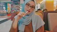 Posenya saat kulineran di restoran ini pun tak kalah mencuri perhatian. Dengan pose manisnya, ia tampak menggigit sendok. Foto: Instagram