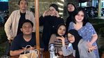 Potret Tia Septiana yang Rajin Bantu Mandra di Dapur Ngacir