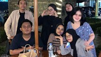 Selain disibukkan dengan jadwal kuliahnya, Tia Setiana juga menyempatkan diri untuk membantu sang ayah mengelola restoran Dapur Ngacir. Foto: Instagram