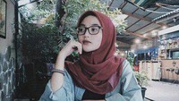 Ada juga momen Tia Septiana saat jajan di sebuah food court. Sambil menunggu pesanan ia berpose candid di meja makan berlatar belakang gerai makanan. Foto: Instagram