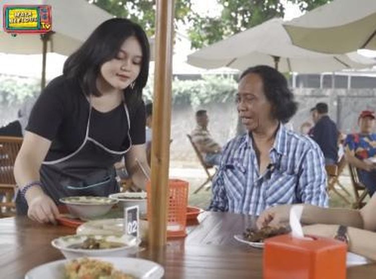 Potret Tia Septiana yang Rajin Bantu Mandra di Dapur Ngacir