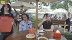 Potret Tia Septiana yang Rajin Bantu Mandra di Dapur Ngacir