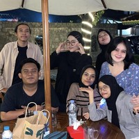 Ini foto Tia bersama teman-temannya saat berada di rumah makan Dapur Ngacir milik Mandra. Foto: Instagram @tsepallegra