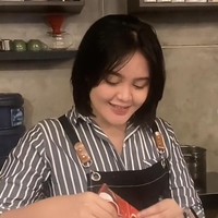 Tia sering berbagi momen membantu di restoran sang ayah. Seperti momen yang diunggah di TikTok, saat ia sedang membantu membuatkan minuman. Foto: Dok. Instagram/Tiktok @tsepallegra