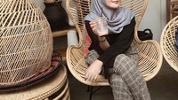 Sosok Tia Septiana, tengah mencuri perhatian setelah sering muncul di Instagram komedian Mandra. Banyak yang menduga bahwa ia istri muda Mandra, padahal Tia adalah putrinya. Foto: Instagram