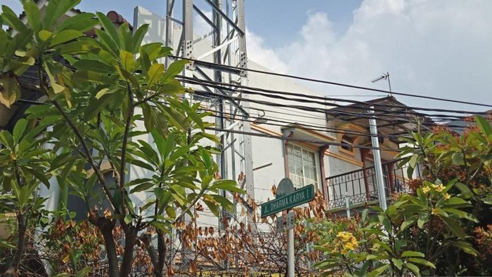 Tiang pemancar sinyal telekomunikasi atau Base Transceiver Station (BTS) ilegal di Kawasan Perumahan Taman Semanan Indah (TSI) Kecamatan Kalideres, Jakarta Barat, Rabu (7/6/2023). (ANTARA/Risky Syukur)