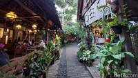 Bagi kamu yang suka foto-foto, kedai kopi ini sangat cocok karena setiap sudutnya begitu ciaimik di foto. Apalagi menjelang sore, saat lampu keorenan menghiasi kafe.