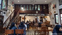 Kafe Togu selain suasana asyik, di sini banyak juga barang-barang antik yang dipajang di semua sudut kafe. Ternyata pemiliknya hobi sekali mengumpulkan barang-barang antik yang punya sejarah.