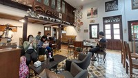 Saat berada di sini, traveler seolah diajak balik ke masa lalu, karena kafenya dipenuhi dengan barang jadul.