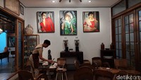 Sebagian besaar barang antik di sini punya ceritanya. Biasaya, jika pemilik punya waktu luang dan berada di cafe, dia tak segan menceritakan benda-benda kesayangannya di sini.