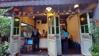 Barang-barang di sini punya sejarahnya. Misalnya pintu pada bar ini berasal dari musala tua di Jambi, genteng ini misalnya dari Stasiun Serpong sejak awal ada, sejak zaman Belanda.