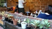 Dan, batu bata pada dinding kafe juga unik dan dari zaman dulu. Dinding-dinding cafem memiliki banyak lukisan dan pajangan. Beberapa lemaripun dipenuhi oleh benda-benda unik dan beragam miniatur. Ada juga beberapa patung kecil hingga congklak kuno.