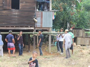 Mengenal Tradisi Angkat Rumah di Sulawesi & NTB, Budaya Unik Pindahan