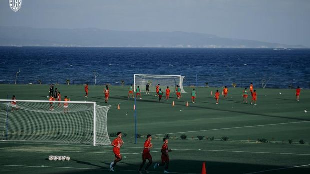 Para pemain Bali United tengah latihan di Training Ground Pantai Purnama, Gianyar.