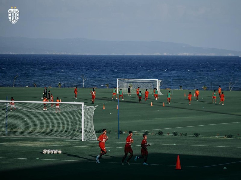 Para pemain Bali United tengah latihan di Training Ground Pantai Purnama, Gianyar.