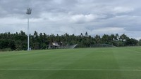 Foto: Rumput mulus lapangan latihan Bali United di Pantai Purnama. (Siti Muamalah/detikBali)