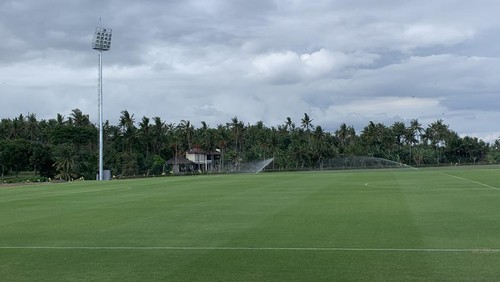 Rumput mulus lapangan latihan Bali United di Pantai Purnama.
