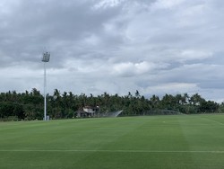 Foto: Rumput mulus lapangan latihan Bali United di Pantai Purnama. (Siti Muamalah/detikBali)