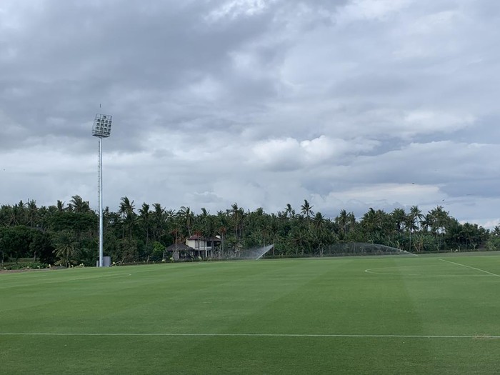 Rumput mulus lapangan latihan Bali United di Pantai Purnama.