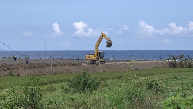 Alat berat di salah satu area proyek training center Bali United di Pantai Purnama, Gianyar.