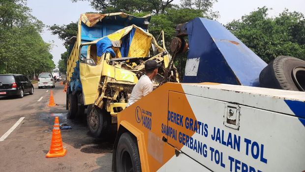 Truk nyemplung ke kali hingga ringsek di Tangerang, Kamis (8/6/2023).