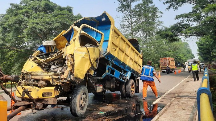 Truk nyemplung ke kali hingga ringsek di Tangerang, Kamis (8/6/2023).
