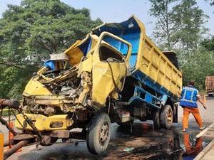 Sopir Mengantuk, Truk Terjun ke Kali di Tangerang hingga Ringsek