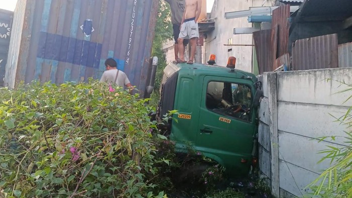 Truk terperosok ke parit sebabkan lalin di Km 08 Tol Jakarta-Tangerang macet