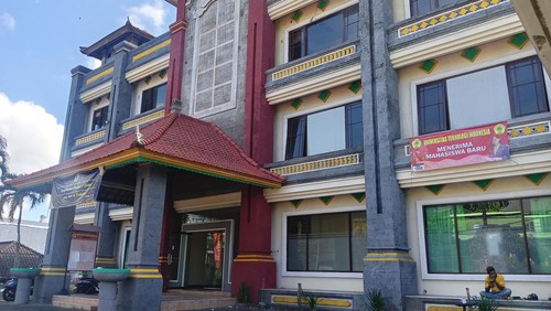 Universitas Teknologi Indonesia (UTI) yang berlokasi di Jalan Bypass Ngurah Rai Nusa Dua, Badung, Bali.