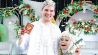 Dalam foto yang beredar itu, Ajeng nampak bahagia dengan mengenakan gaun pernikahan warna putih dengan seorang bule asal Kanada yang disebut bernama William. Wiliiam tampak memiliki tinggi badan sekitar 2 meter. Foto: Facebook Gelumbang