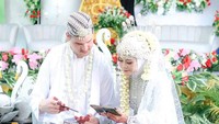 Dalam sejumlah foto pernikahan yang diterima detikSumbagsel, seorang gadis yang disebut-sebut bernama Ajeng itu disebut merupakan asli putri daerah asal Gelumbang. Foto: Facebook Gelumbang