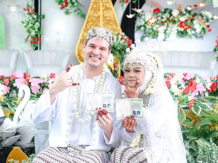 Potret Momen Bahagia Gadis Muara Enim Dinikahi Bule Kanada