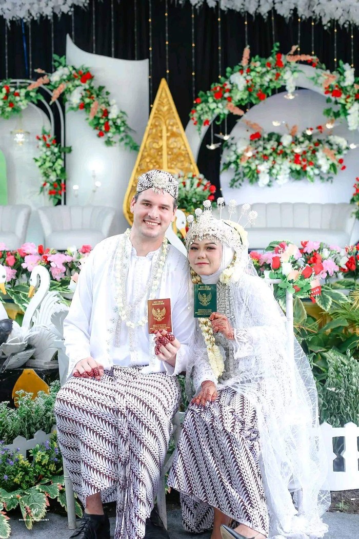 Warga Muara Enim Menikah dengan WN Kanada Warga asal Gelumbang, Muara Enim menikah dengan WN Kanada, Minggu (4/6/2023).