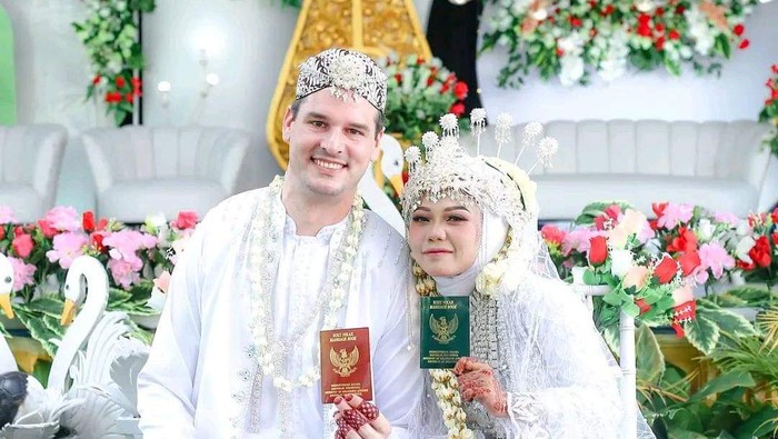 Warga Muara Enim menikah dengan WNA asal Kanada.