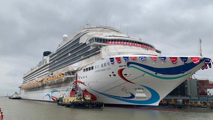 Wow! Penampakan Kapal Pesiar Raksasa Buatan China SHANGHAI, CHINA - JUNE 06: The China's first domestically-built large cruise ship 'Adora Magic City' is seen during its launching ceremony at a shipyard of Shanghai Waigaoqiao Shipbuilding Co., Ltd on June 6, 2023 in Shanghai, China. The cruise ship, measuring 323.6 meters in length and 37.2 meters in width with a gross tonnage of 135,500 tonnes, can accommodate a total of 5,246 passengers. (Photo by VCG/VCG via Getty Images)