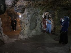 Menjelajah Jauh ke Dalam Kota Tua di Bawah Tanah Terbesar di Dunia
