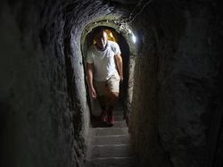 Menjelajah Jauh ke Dalam Kota Tua di Bawah Tanah Terbesar di Dunia